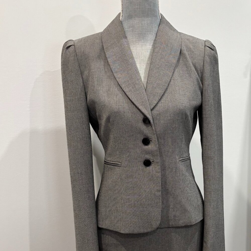 Tahari Two Piece Women's Suit Size 4 Petite